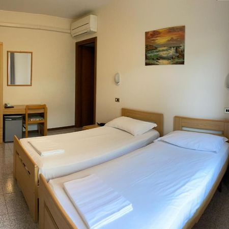 Garni Onda Hotell Torri Del Benaco Rum bild