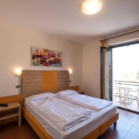 Garni Onda Hotell Torri Del Benaco Rum bild