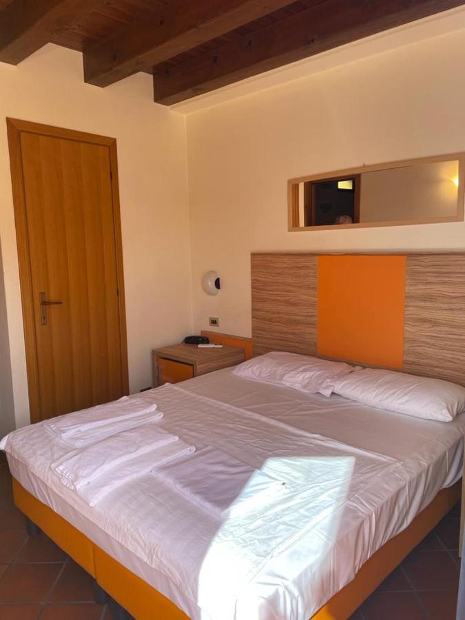 Garni Onda Hotell Torri Del Benaco Rum bild