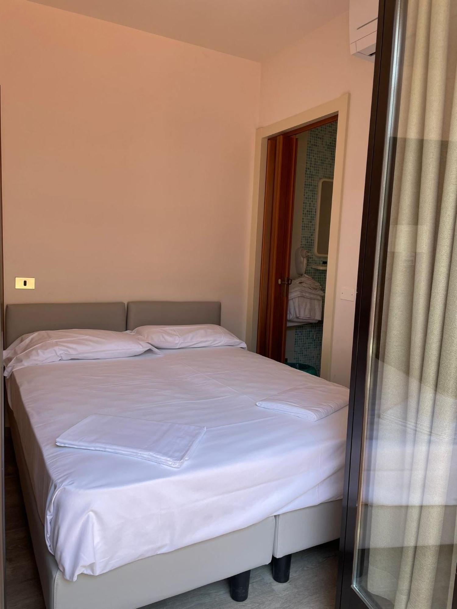 Garni Onda Hotell Torri Del Benaco Rum bild