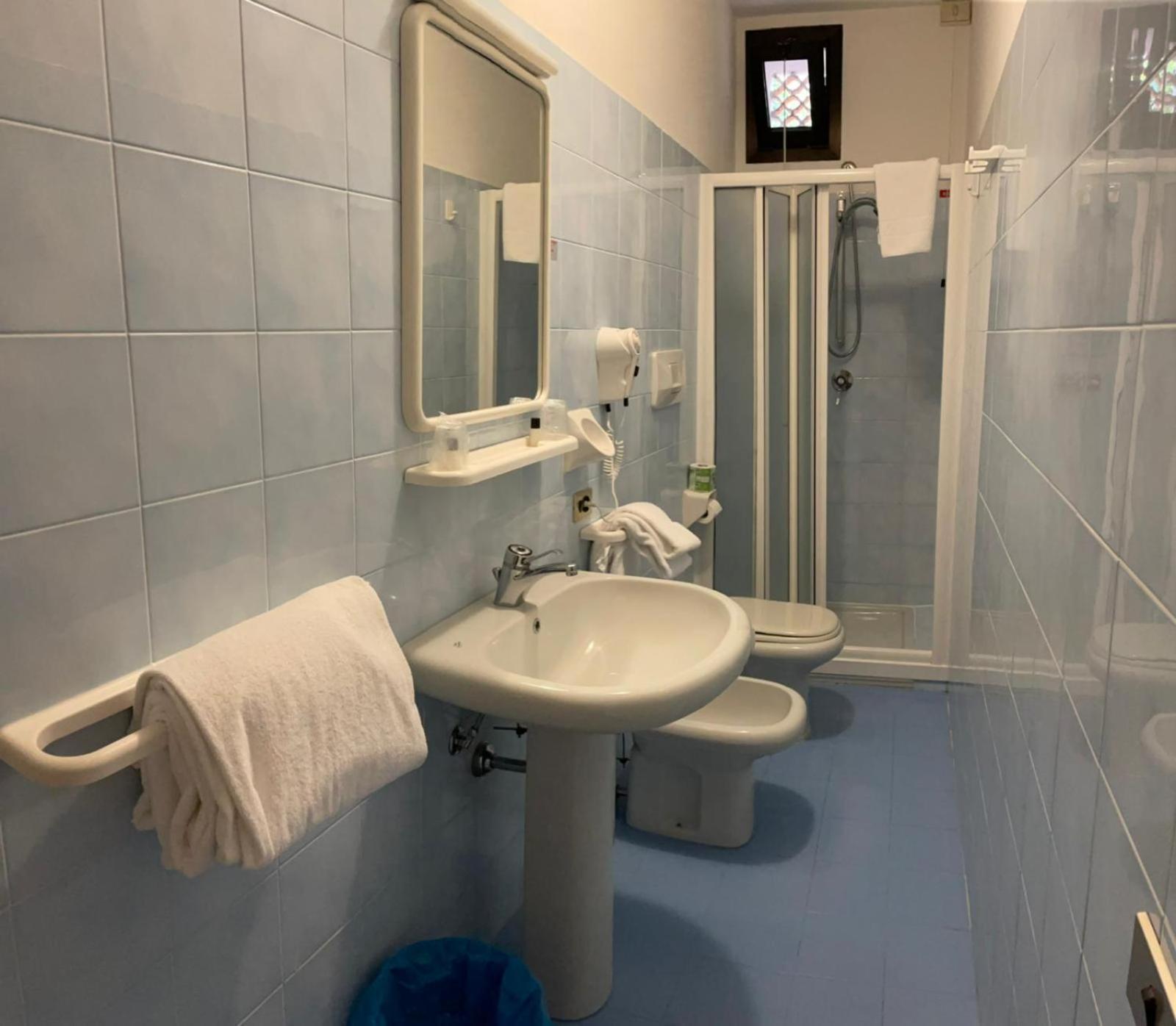 Garni Onda Hotell Torri Del Benaco Rum bild