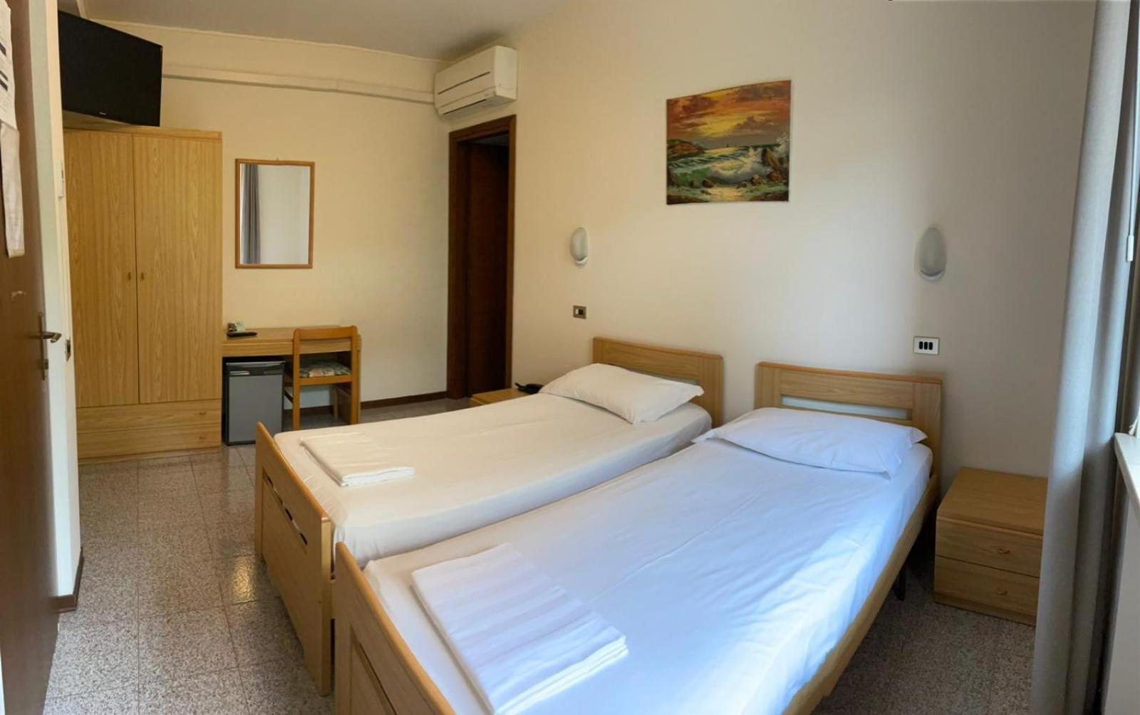 Garni Onda Hotell Torri Del Benaco Rum bild